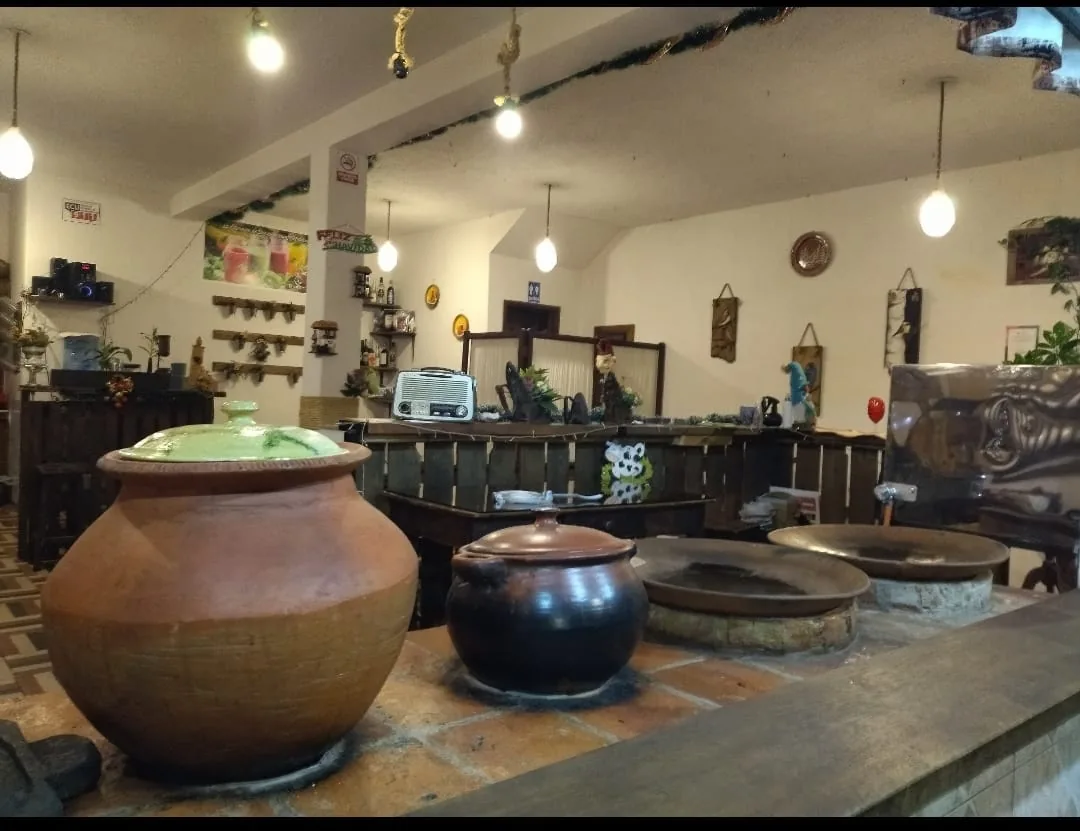 Interior cálido de Tulpa & Chuspa