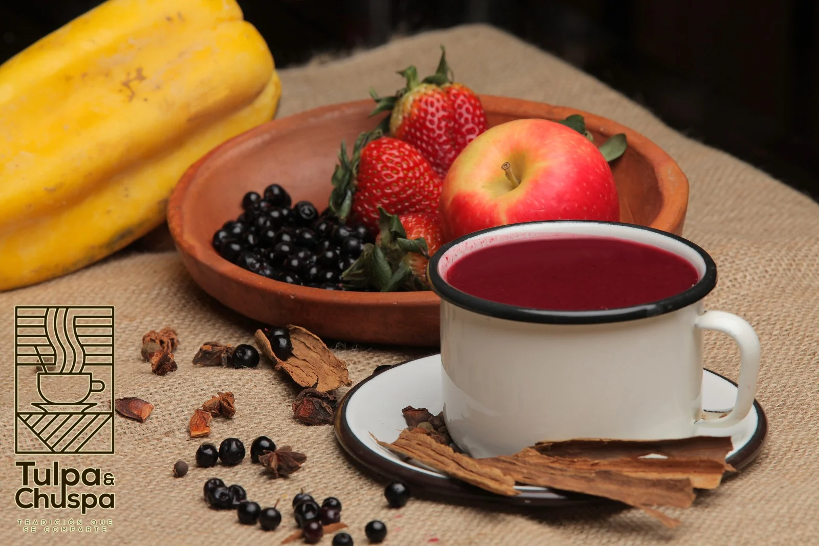 Colada morada servida con frutas y especias